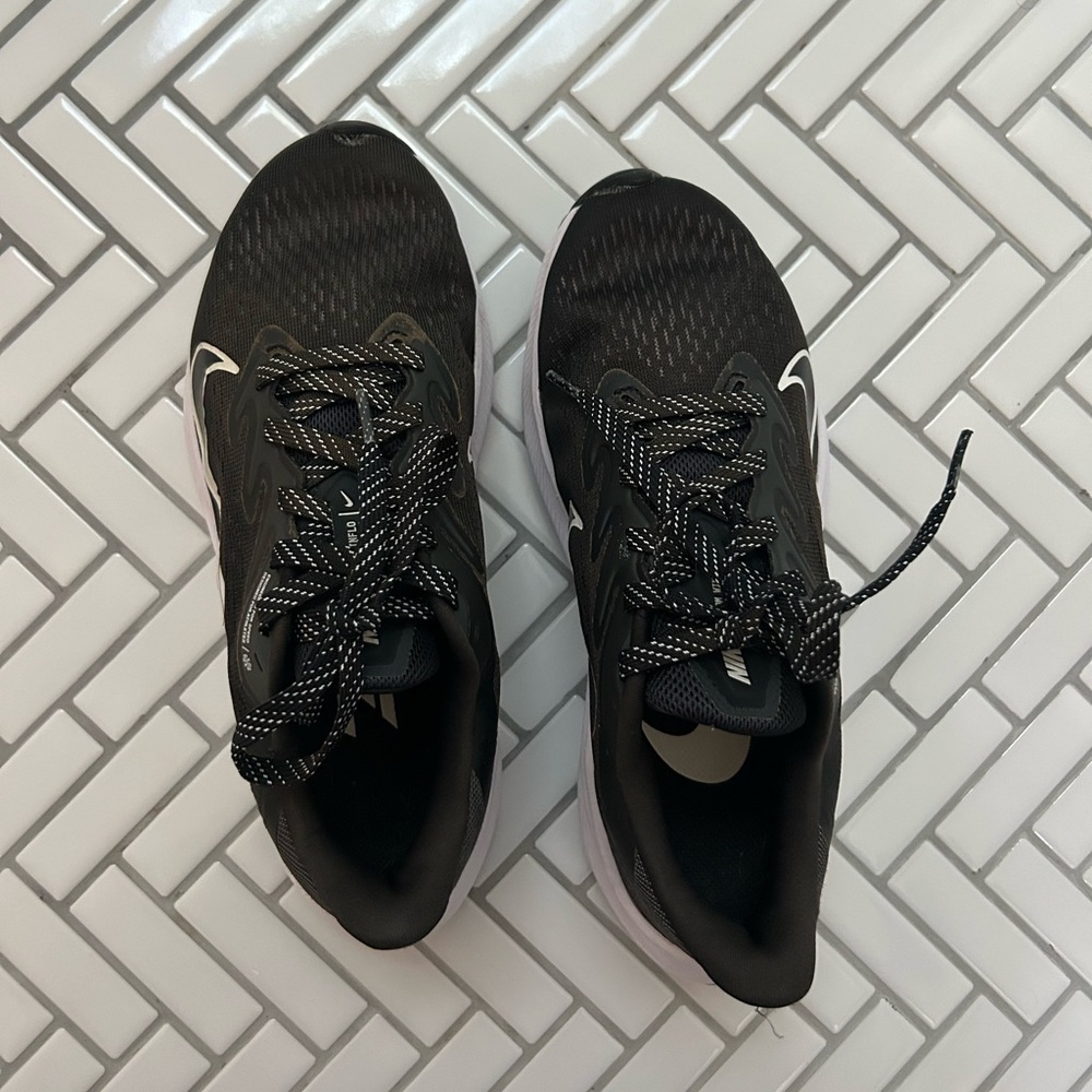 Nike Black and White Sneakers Aiz Zoom Women’s Size 5.5